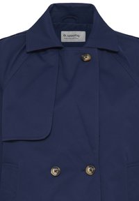 Tumesinine topeltpäramusega vihmajope, millel on kuldse tooniga nööbid ja terava kraega. Sile, veekindel kangas.