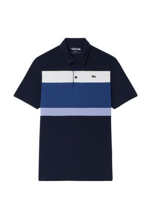 Polo de color azul marino con rayas horizontales en tonos de azul, blanco y lavanda. Presenta un cuello cl�ásico y un logo verde. Mangas cortas.