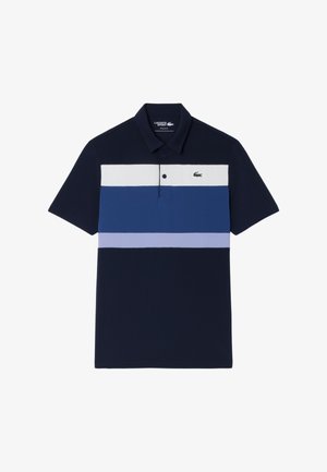 Granatowa koszulka polo z poziomymi paskami w odcieniach niebieskiego, białego i lawendowego. Ma klasyczny kołnierzyk i zielone logo. Krótkie rękawy.