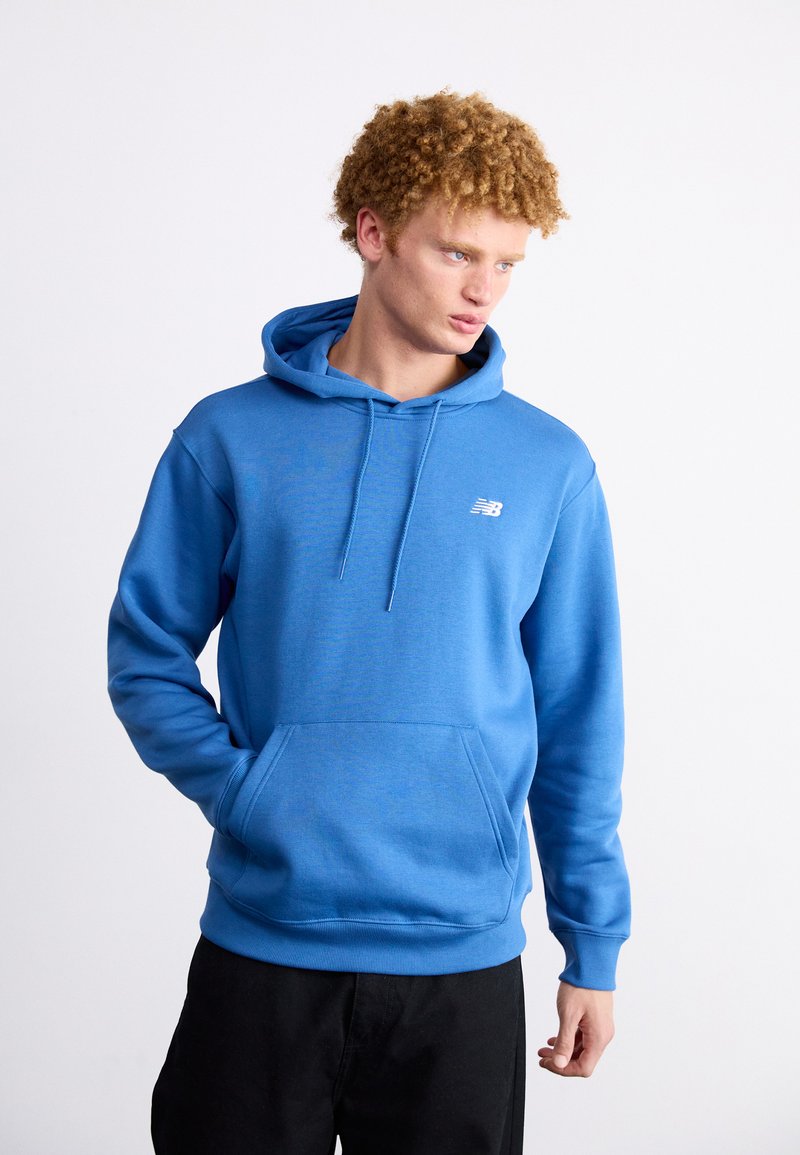 Sweatshirt de algodão azul com bolso frontal e capuz com cordão. Apresenta um pequeno logotipo branco no lado esquerdo do peito e punhos e bainha canelados.