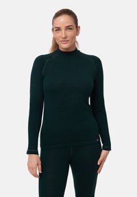 Maglietta a maniche lunghe verde scuro realizzata in materiale morbido. Presenta un collo alto e dettagli cuciti lungo le spalle. Design semplice e aderente.