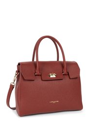 Borsa a tracolla in pelle rossa con hardware dorato, design strutturato, doppio manico superiore, tracolla rimovibile e una patta anteriore con chiusura.