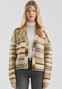 Gestreifter Cardigan in Gelb-, Grau- und Weißtönen, mit geripptem Muster, weichem Material und braunen Knöpfen an der Vorderseite.