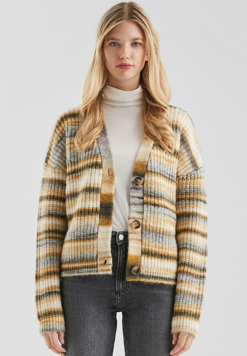 Gestreifter Cardigan in Gelb-, Grau- und Weißtönen, mit geripptem Muster, weichem Material und braunen Knöpfen an der Vorderseite.