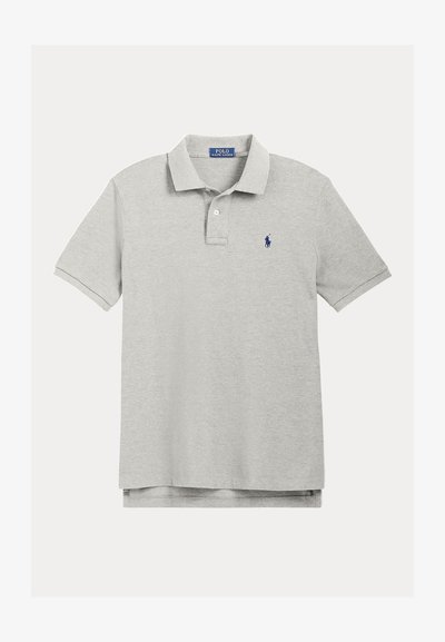 Polo shirt gris clair en coton, avec un col replié, des manches courtes et un petit logo bleu sur la poitrine gauche.