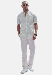 john devin Hemd - hellgrün gestreift