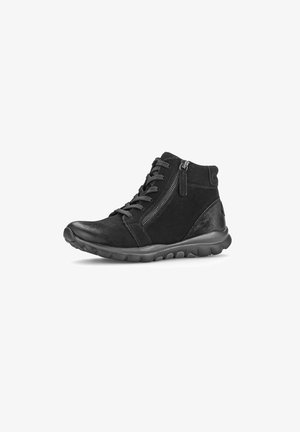 Zwarte hoge sneakers gemaakt van suede en synthetische materialen. Kenmerken zijn onder andere veters, een zijrits en een textured rubberen zool.