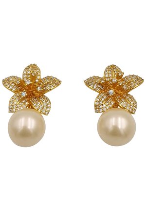 Orecchini d'oro a forma di fiori, adornati con cristalli trasparenti, con una grande perla crema alla base di ciascun design.