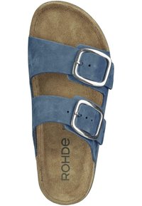 Sandalo blu in suede con due cinturini regolabili e fibbie argentate. Soletta morbida color tan e bordi cuciti. Suola piatta di forma arrotondata.