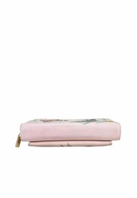 Roze leren clutch met bloemenontwerp, voorzien van gouden hardware en een flat profiel. Gladde textuur met ingewikkelde patronen op het oppervlak.