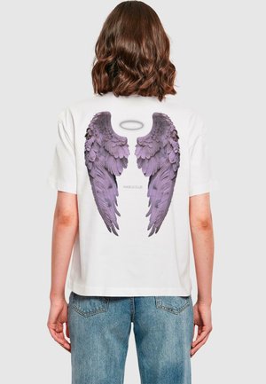 Vit bomull t-shirt med en stor, detaljerad grafisk bild av lila änglavingar och en gloria ovanför. Texten "ANGELS CLUB" under designen.