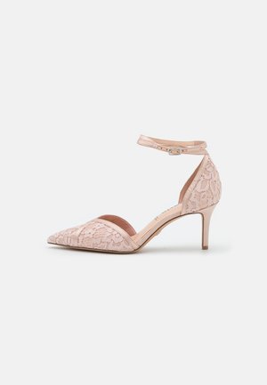 Classic heels - rose macramee