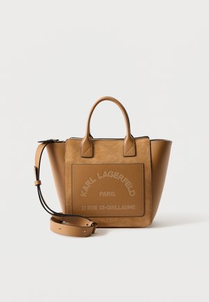 Sac à main Karl Lagerfeld en cuir et daim camel avec deux poignées, bandoulière amovible et texte embossé sur la poche avant.
