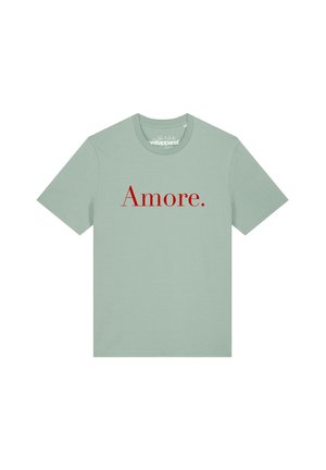 Lichtgroen T-shirt met korte mouwen en ronde hals, met het woord "Amore." in grote rode letters gedrukt middenvoor.
