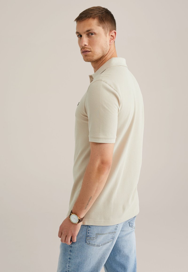 Con Pantalon Beige Outfit Playera Polo Blanca Hombre Camisa Polo