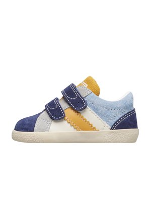 Sneakers per bambini in camoscio blu, blu navy e giallo con due cinturini in Velcro regolabili, suola testurizzata e design con pannelli di colore a contrasto.
