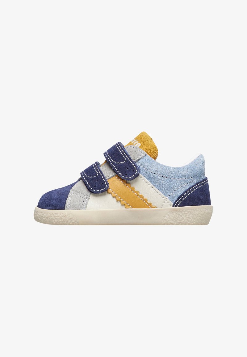 Zapatillas infantiles en azul, marino y amarillos de ante con dos correas de Velcro ajustables, suela texturizada y diseño de paneles en colores contrastantes.