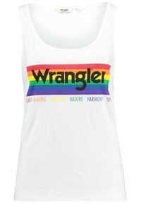 Vit tanktopp med rundad halsringning, prydd med en flerfärgad "Wrangler"-logotyp och text i regnbågens färger tryckt över framsidan.