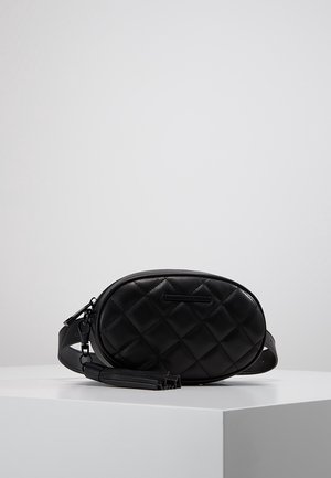 Bolso negro de cuero acolchado con forma ovalada, presenta una correa desmontable y un acento frontal plano. Su textura es suave con patrones de diamantes en relieve.