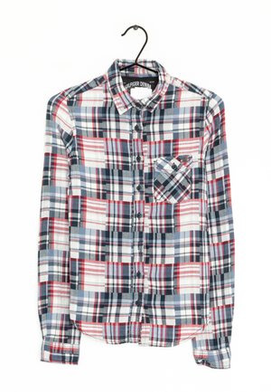 Camicia a maniche lunghe a quadri con motivo a scacchi rosso, blu e bianco; apertura frontale con bottoni, colletto e taschino singolo sul petto con motivo coordinato.
