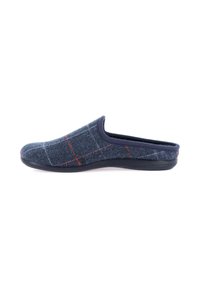Pantofole in lana blu navy con motivo a scacchi, caratterizzate da accenti rossi e suola in gomma nera. Texture morbida e design a profilo basso.