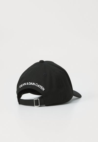 Schwarze Kappe aus Baumwolle mit verstellbarem Riemen und weißem, gesticktem Text "DEAN & DAN CATEN" auf der Rückseite. Mit gebogenem Schirm.