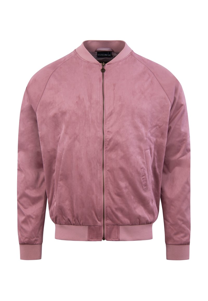 Giacca bomber rosa con una texture morbida simile alla pelle scamosciata, polsini e orlo a coste, chiusura con cerniera frontale e tasche laterali. Dettaglio di branding discreto.