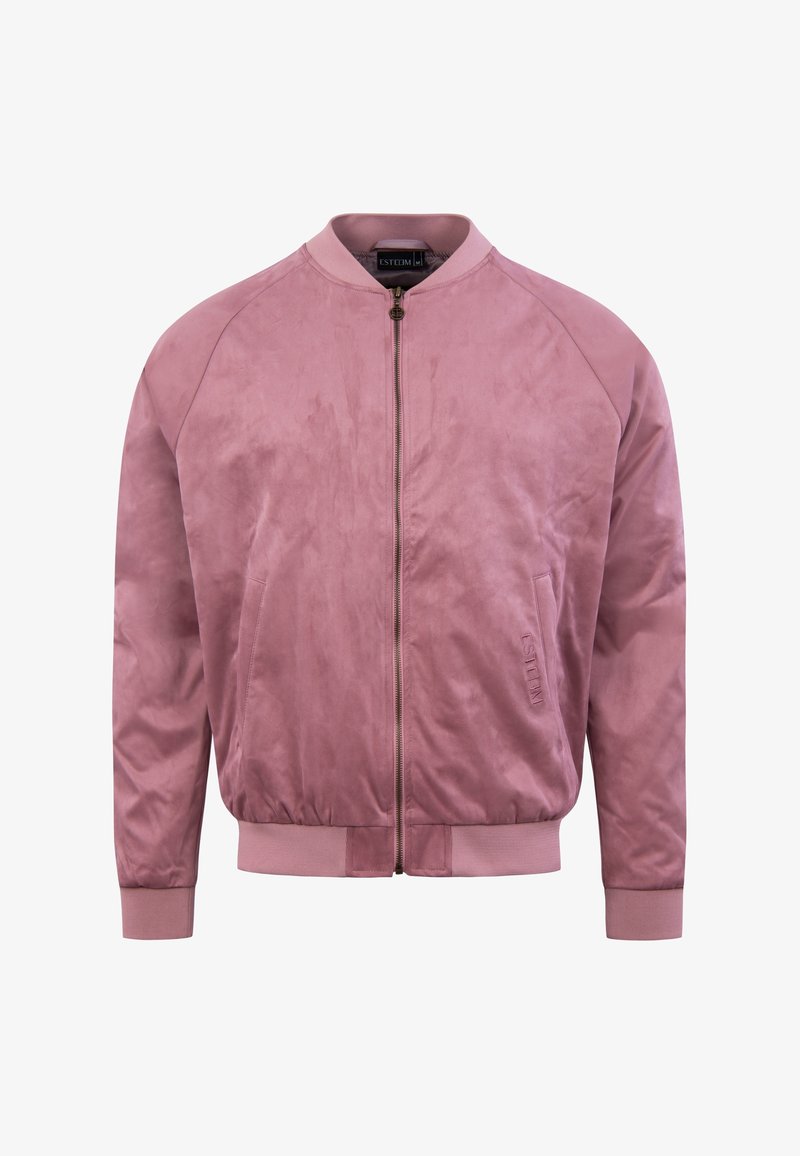 Giacca bomber rosa con una texture morbida simile alla pelle scamosciata, polsini e orlo a coste, chiusura con cerniera frontale e tasche laterali. Dettaglio di branding discreto.