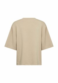 Bež majica oversize, kratki rukavi, okrugli izrez, glatka tekstura, minimalni dizajn, bez vidljivih uzoraka ili oznaka.