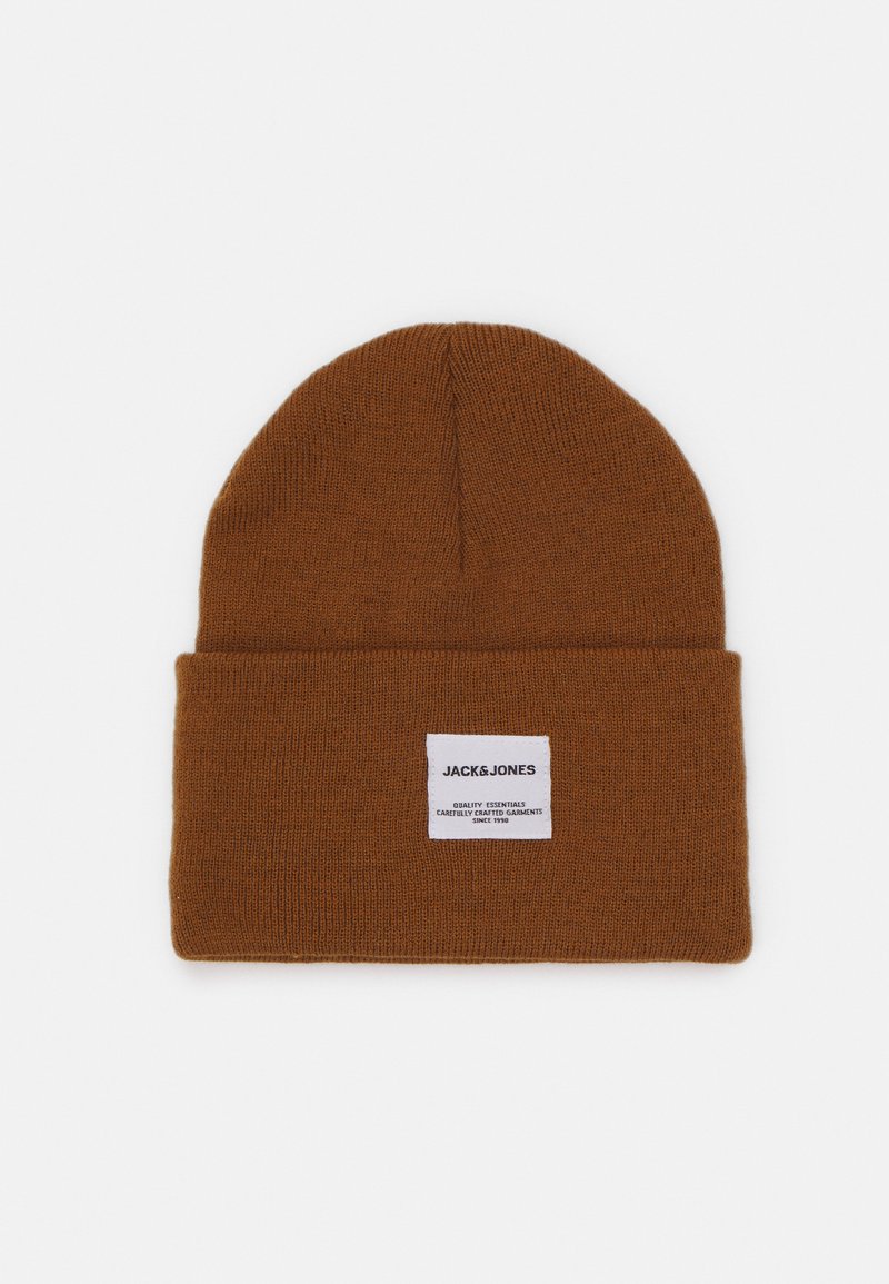 Gorra de lana marrón con puño doblado. Presenta una etiqueta blanca con texto negro. Diseño simple y sin costuras, con una textura suave.