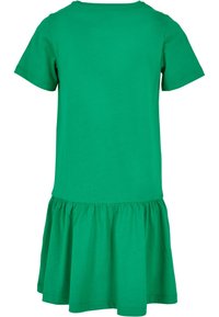 Roheline lühikeste varrukatega kleit, mis on valmistatud puuvillast, keha külge liibuv ülasärk ja volangidega laienev seelikuosa. Lihtne ümmargune kaelus ja korras hemline'i detail.
