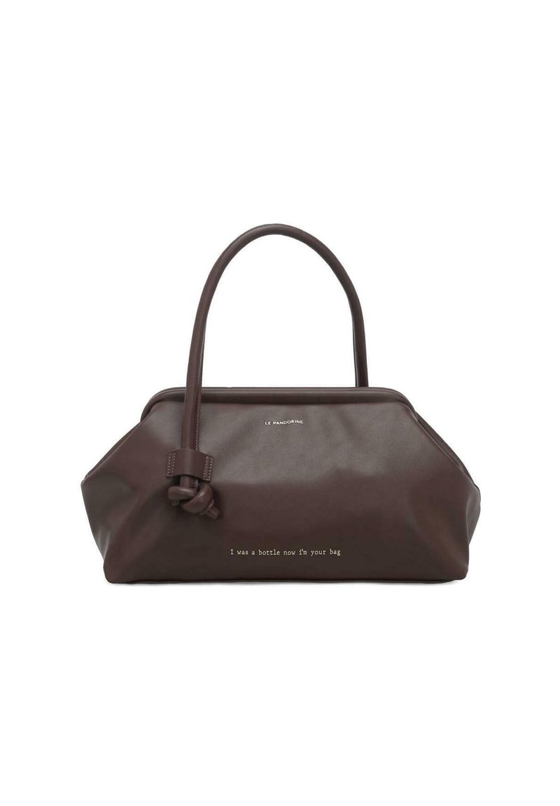 Borsa in pelle marrone scuro con un'unica maniglia annodata e il testo "Ero una bottiglia, ora sono la tua borsa" sul davanti.