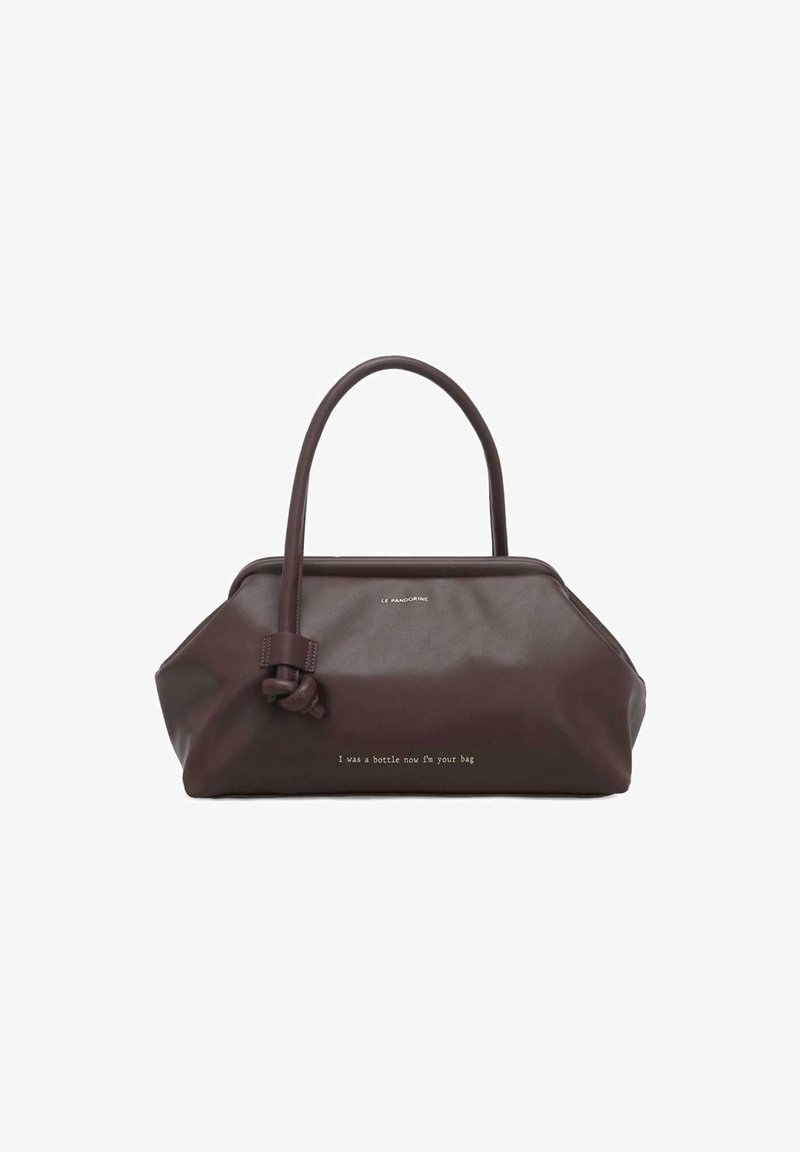Borsa in pelle marrone scuro con un'unica maniglia annodata e il testo "Ero una bottiglia, ora sono la tua borsa" sul davanti.