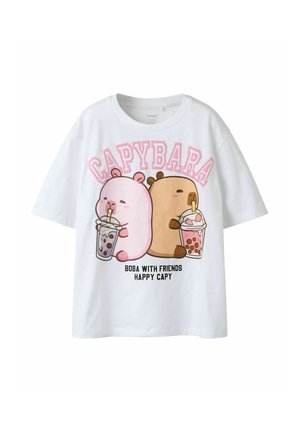 T-shirt blanc avec des capybaras rose et marron dessinées buvant du bubble tea, texte "CAPYBARA" en haut et "BOBA WITH FRIENDS HAPPY CAPY" en bas.
