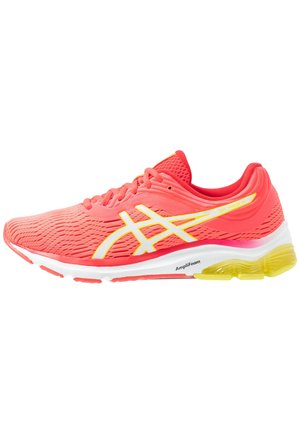 Coral løbesko med hvid og gul Asics-logo, åndbart mesh-overdel og polstret hvid sål med gul hælstøtte.