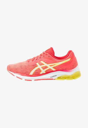 Chaussure de course Coral avec logo Asics blanc et jaune, tige en mesh respirant et semelle blanche amortie avec soutien talon jaune.
