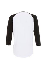 Sort og hvid raglan baseballskjorte med 3/4 ærmer, lavet af blødt stof; glat tekstur med en afrundet kanten bagpå.