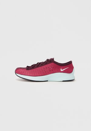 Rød og burgundy Nike løbesko med lav snit, perforeret overdel, hvid sål og synlig Nike-swoosh på hæl-siden.