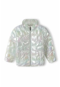 Iridescent kort puffjacka med hög krage, dragkedja fram och quiltat mönster. Har korta ärmar och en slät, glänsande textur.