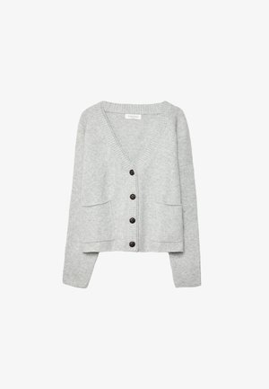 Grå stickad cardigan med V-krage, långa ärmar, två framfickor och fem mörka knappar i mitten. Mjuk textur och avslappnad design.