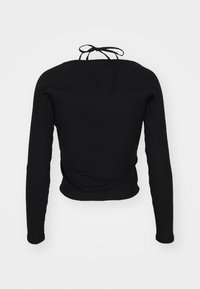 Haut noir à manches longues côtelé avec un col rond et une fermeture à lacets au dos. Présente un design ajusté et un tissu texturé.