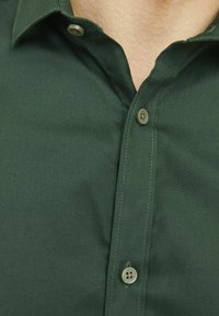 Jack & Jones PREMIUM CARDIFF - Overhemd - darkest spruce