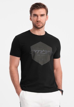 Czarny T-shirt z krótkim rękawem wykonany z bawełny. Posiada sześciokątną grafikę w odcieniu szarości z napisem "ombre" i subtelną teksturą.