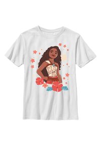 Camiseta blanca con un gráfico de una chica con cabello largo castaño, patrones florales y coloridas flores de hibisco en acentos rojos y verde azulado.