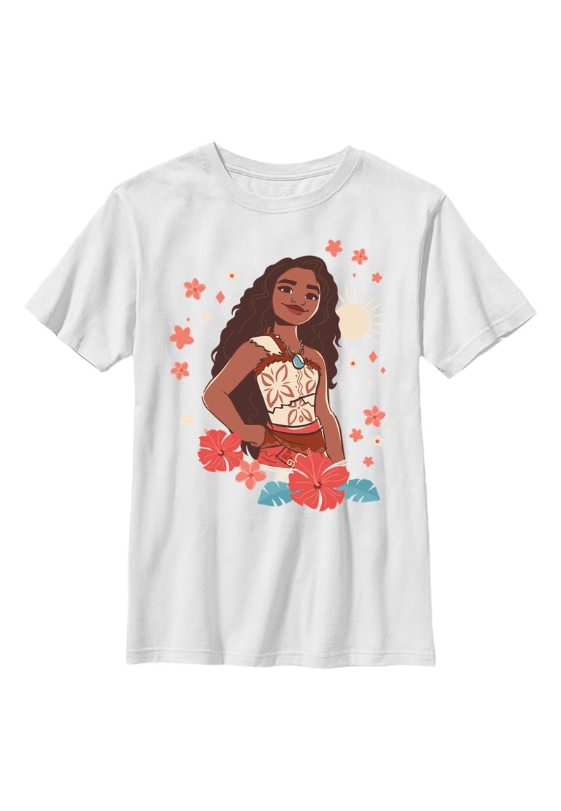 Camiseta blanca con un gráfico de una chica con cabello largo castaño, patrones florales y coloridas flores de hibisco en acentos rojos y verde azulado.