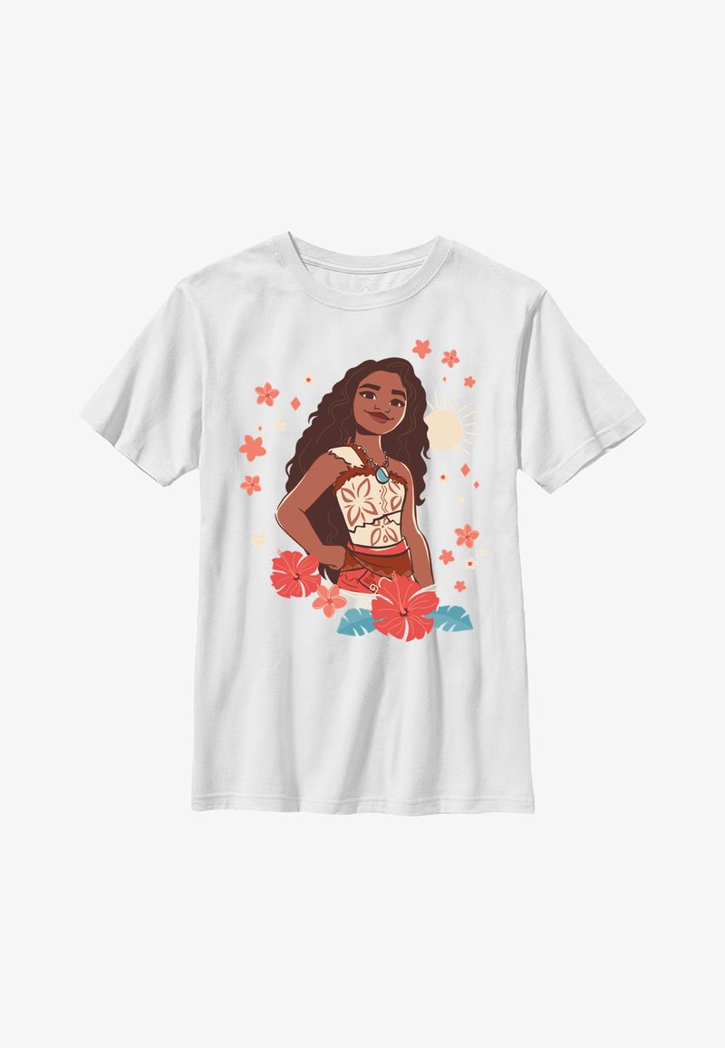 Camiseta blanca con un gráfico de una chica con cabello largo castaño, patrones florales y coloridas flores de hibisco en acentos rojos y verde azulado.