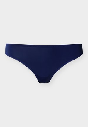 Sous-vêtement féminin style bikini sans coutures bleu marine avec une texture de tissu lisse sur fond blanc.