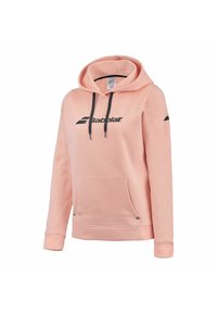 Sudadera rosa de tela suave con un logo negro en el pecho, cordones ajustables negros y un bolsillo tipo canguro en la parte delantera.