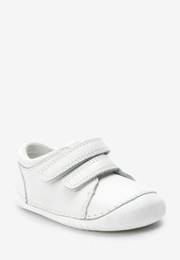Weiße Lederschuhe mit zwei Klettverschlüssen, runder Zehenpartie und dezenten grauen Akzenten an den Seiten. Strukturierte Gummisohle für besseren Grip.