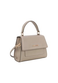 Sac à main en cuir beige avec des finitions dorées, anse supérieure et bandoulière amovible ; il présente une fermeture à rabat et des coutures contrastées.